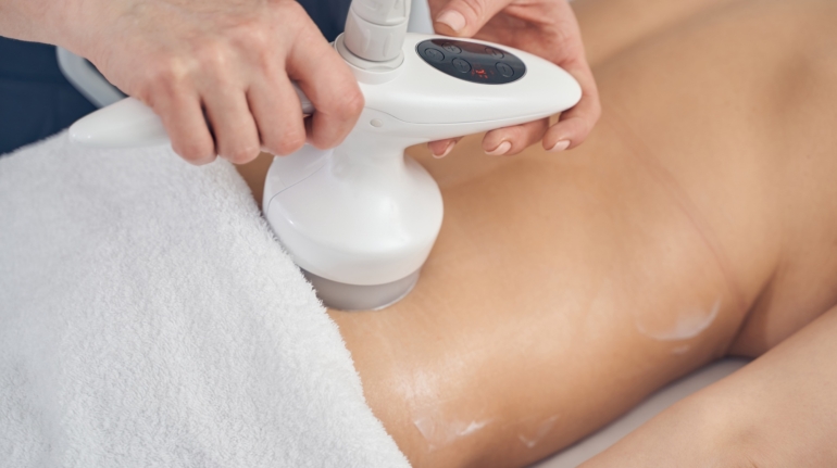 Non-invasive fat removal process in modern beauty salon